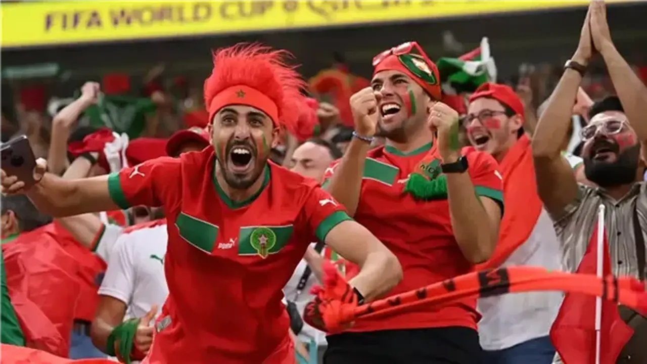 جماهير مغربية تفاجئ الجميع.. رفع أعلام نيجيريا في دعم غير مسبوق